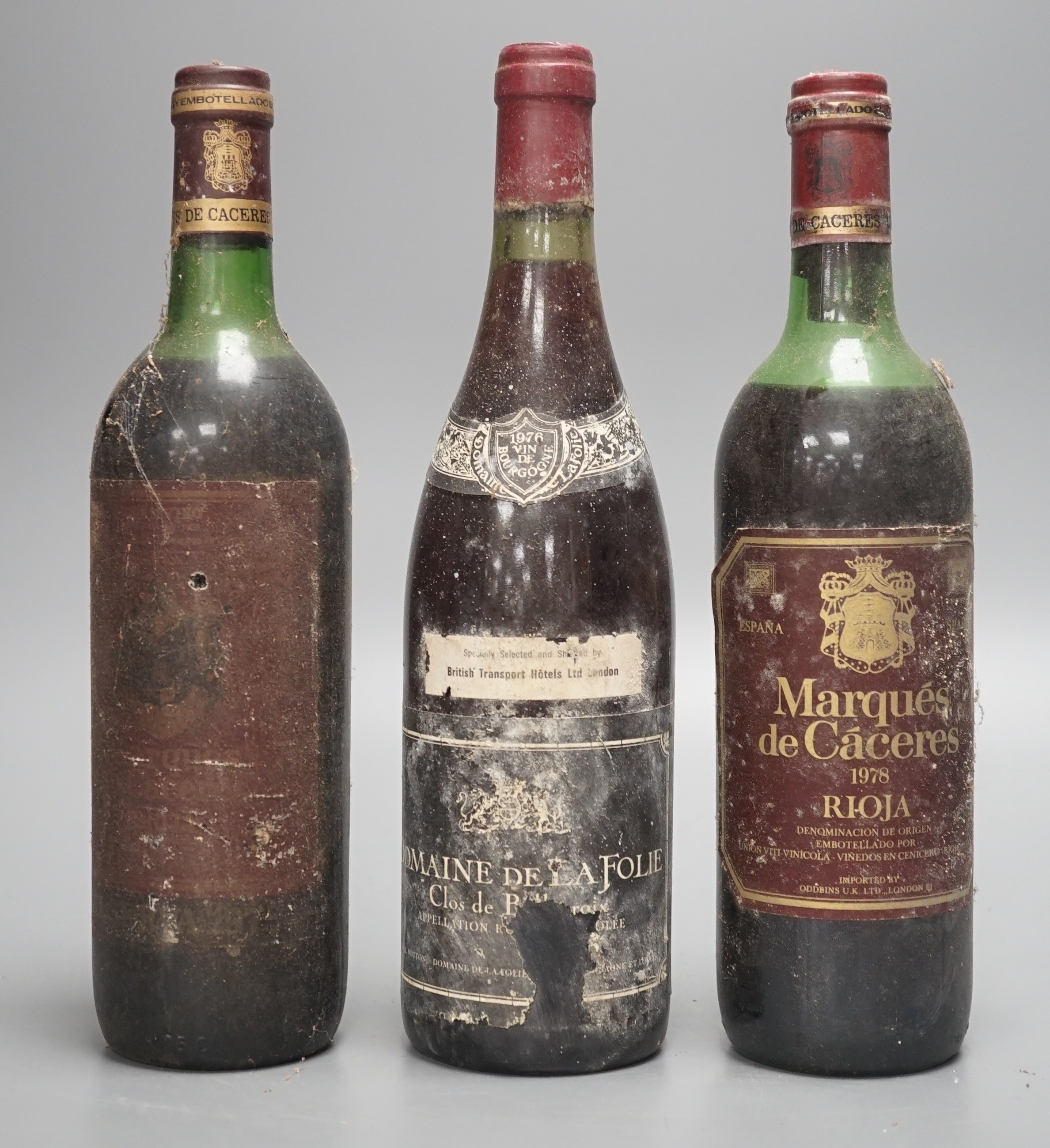 24 bottles of assorted red wine including - four la Source aux Nymphes Chateauneuf du Pape 1982